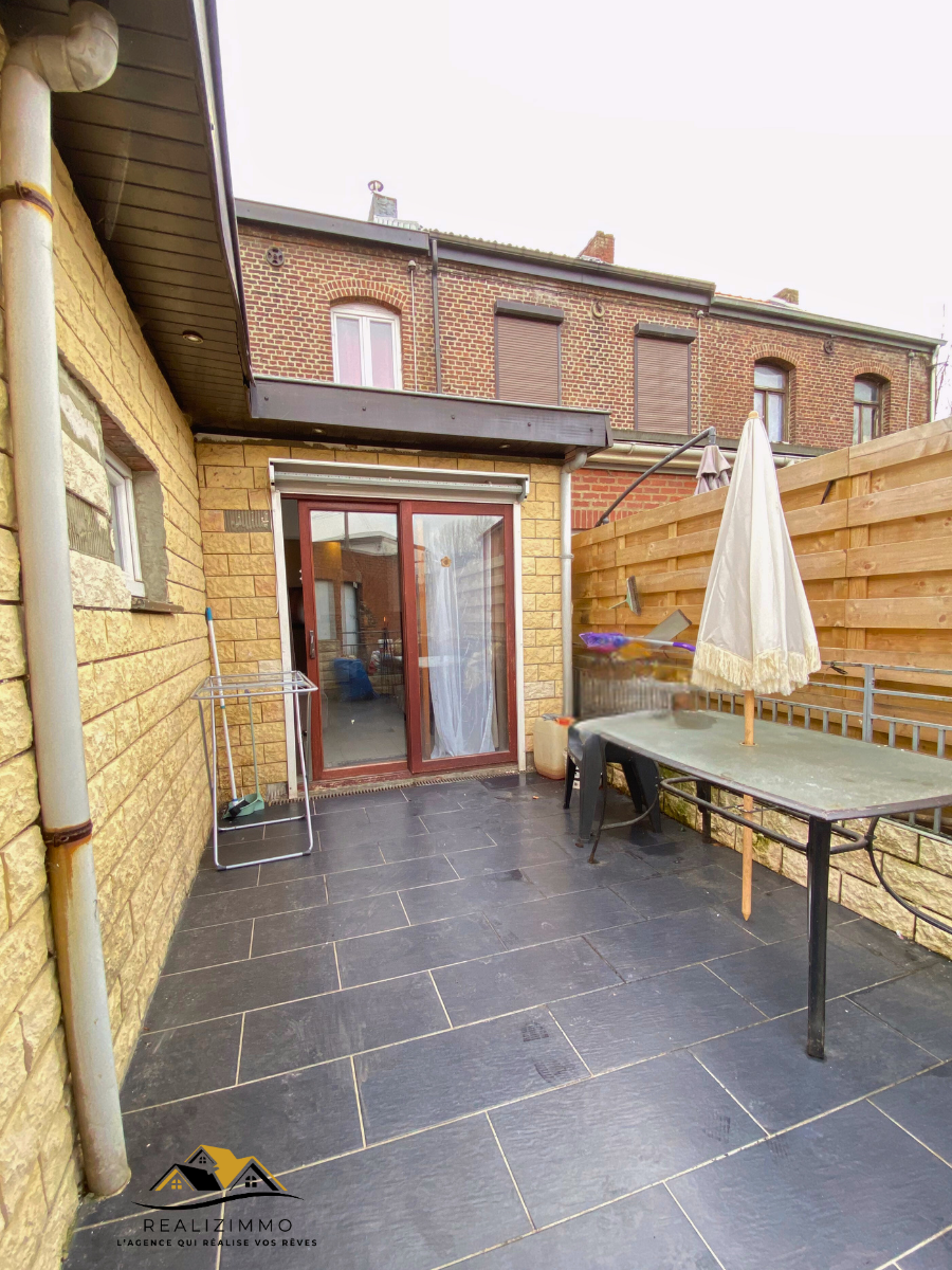 Maison deux façades avec jardin et garage