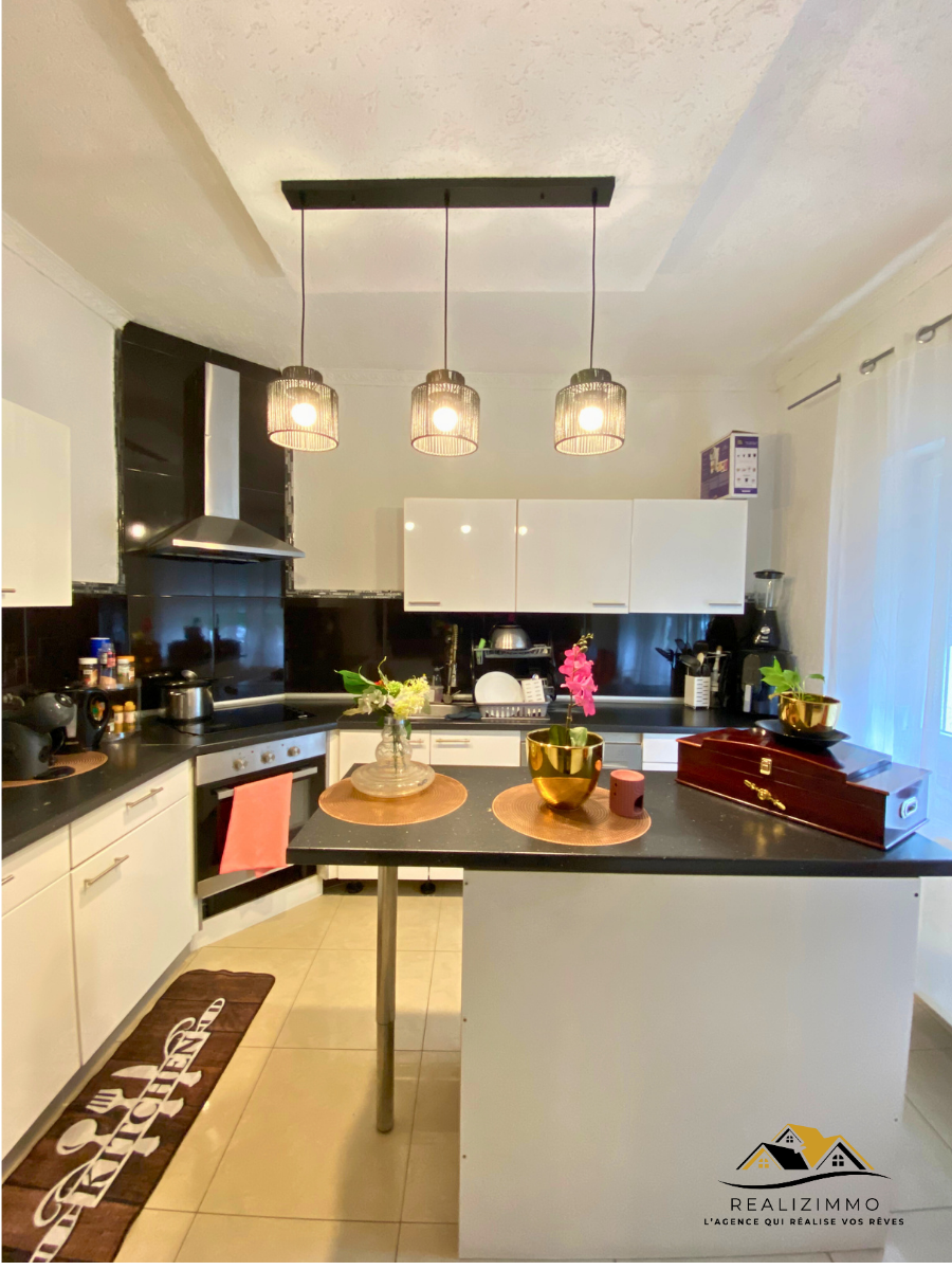 Maison deux façades avec jardin et garage