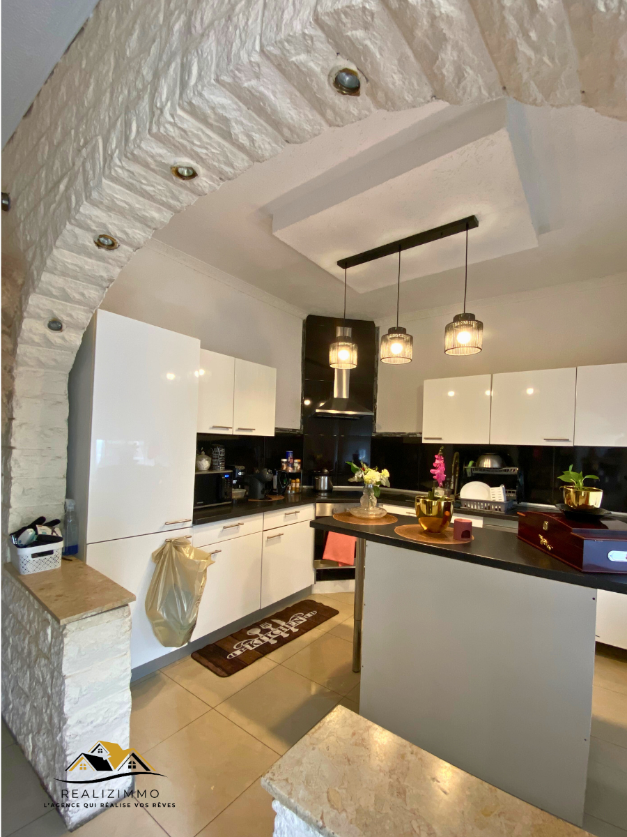 Maison deux façades avec jardin et garage