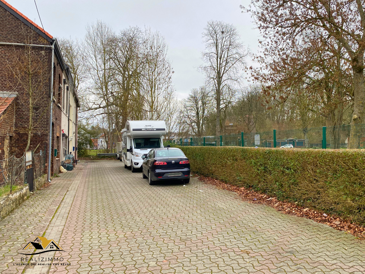 Maison deux façades avec jardin et garage