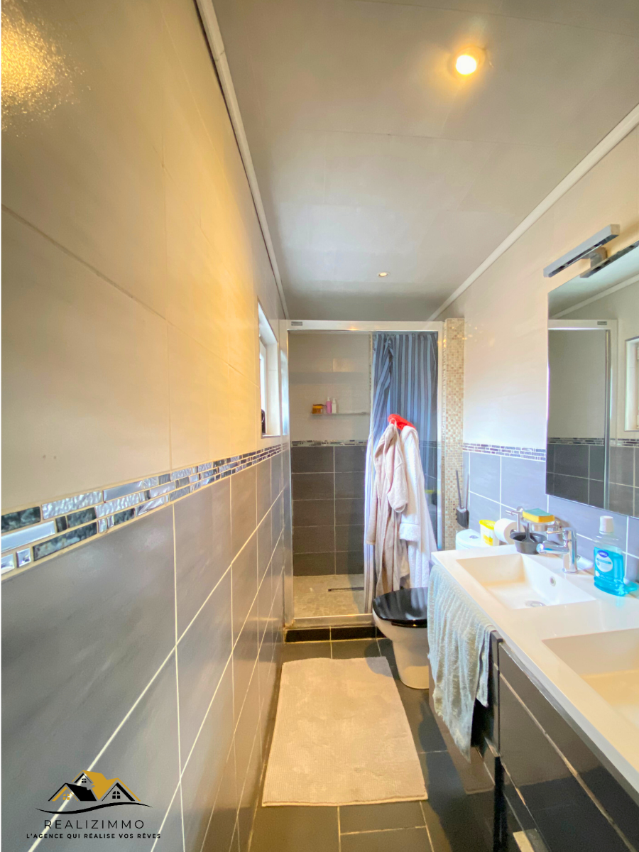 Maison deux façades avec jardin et garage