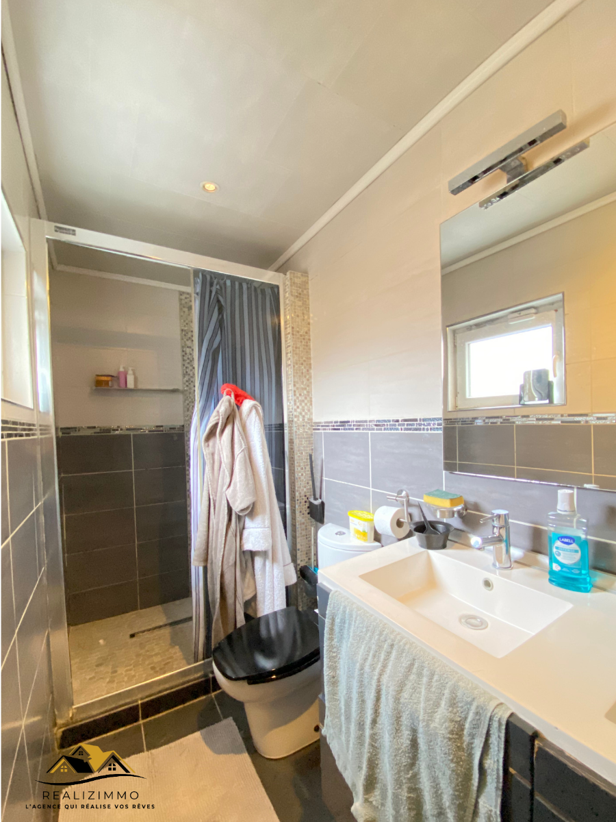 Maison deux façades avec jardin et garage