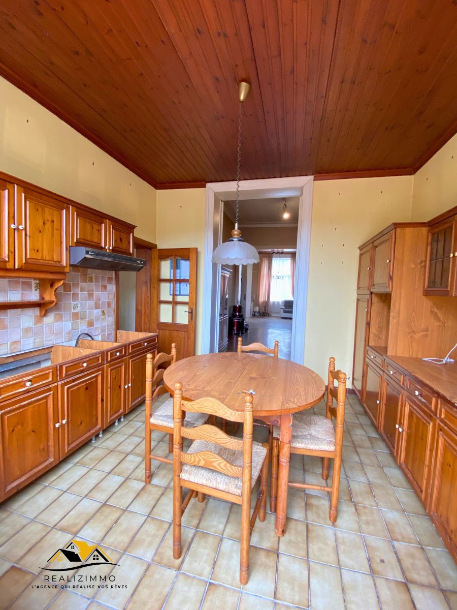 Jolie maison de maître à rénover avec grand jardin 